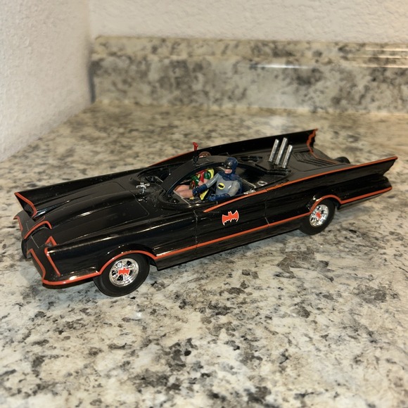 DC Batmobile Plastic Model Car With Batman &‎ Robin Figures By Doallser - Picture 1 of 4
